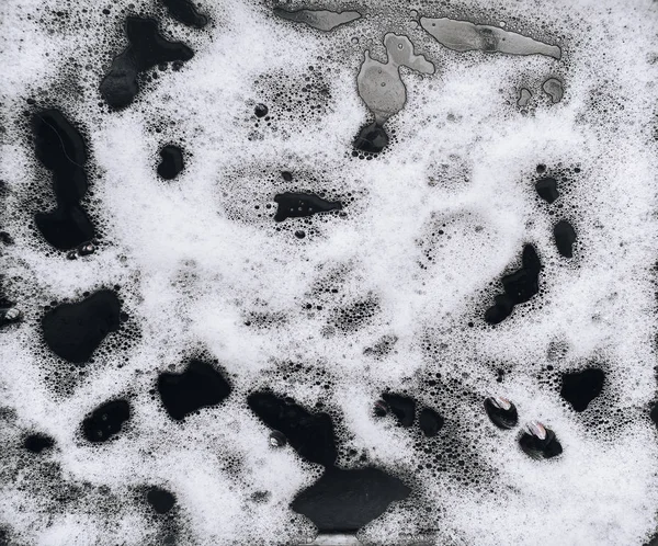 黑色背景下的白色泡沫和肥皂 摘要模式 清洗油锅或黑色汽车的概念 复制空间 — 图库照片