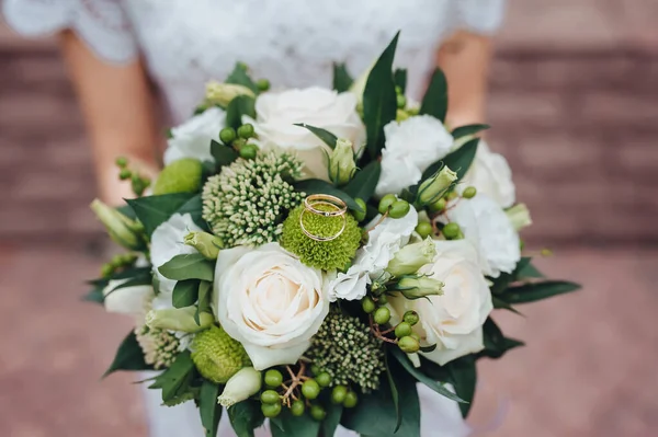 Wedding Bouquet Bride Hands Rings Lie Flowers — 스톡 사진