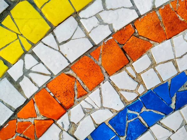 Wielokolorowa Mozaika Dekoracyjna Ścienna Ozdoba Ceramicznych Połamanych Płytek Strip Linia — Zdjęcie stockowe