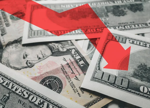 Paranın arkaplanındaki parlak kırmızı ok simgesi. Piyasada Amerikan dolarının seyrini değiştirme kavramı. Devalüasyon, çöküş, ekonominin durgunluğu.