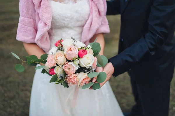 Sposa Caucasica Giovane Pelliccia Rosa Tiene Mazzo Nuziale Mani Sposo — Foto Stock