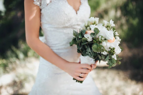 Buquê Casamento Nas Mãos Noiva Rosas Brancas Rosa — Fotografia de Stock