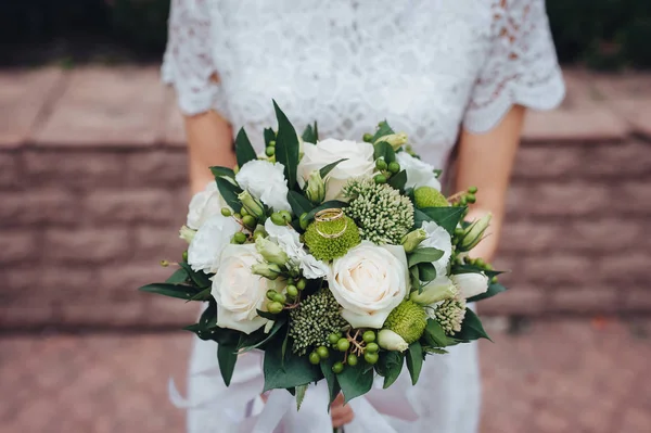 Wedding Bouquet Bride Hands Two Gold Rings Lie White Roses — 스톡 사진