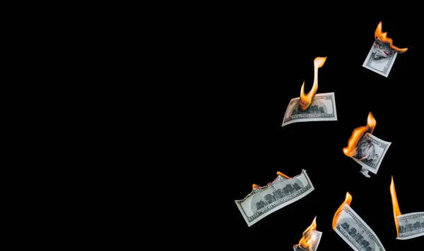 Birkaç yüz dolarlık banknot, düşüyor, siyah arka planda yanıyor. İflas, değer kaybı, değer kaybı, israf ve para israfı kavramı. Boşluğu kopyala, izole.