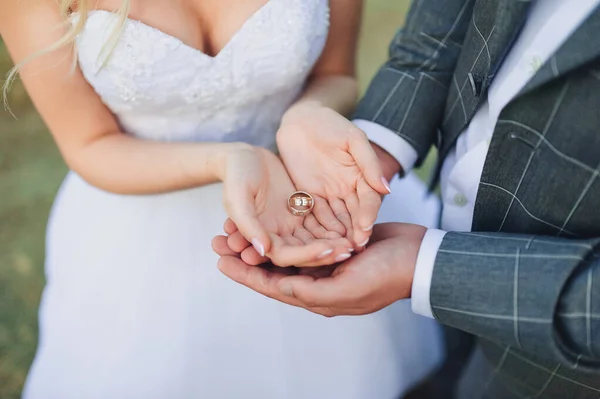 Feche Duas Alianças Casamento Palmas Noiva Noivo Noiva Noivo Segurando — Fotografia de Stock