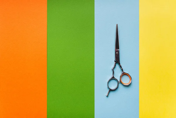 バーバーショップ多色のストライプの形でパステル紙の背景に美容師のはさみ ミニマルポップアートのコンセプト — ストック写真