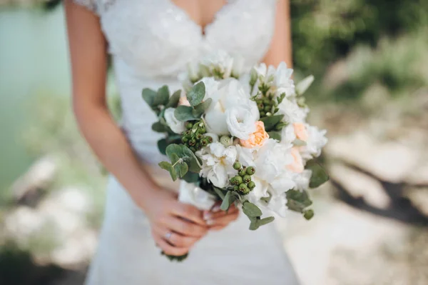 Bruidsboeket Handen Van Bruid Witte Roze Rozen — Stockfoto