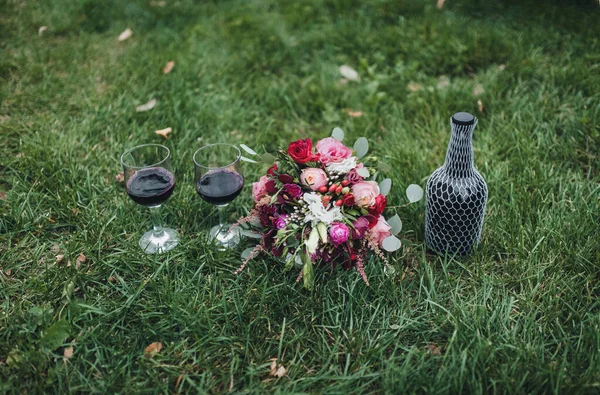 Svatební kytice růží na zelené trávě — Stock fotografie