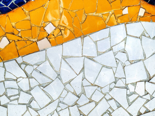 Фрагмент белой и оранжевой керамической мозаики. Фон, копировальное пространство. Винтаж
.
