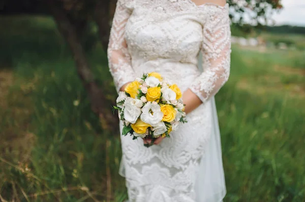 Esküvői Csokor Menyasszony Kezében Fehér Sárga Rózsák — Stock Fotó