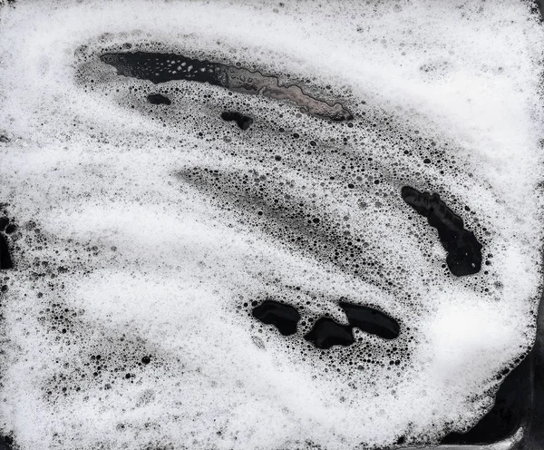 黑色背景上的白色泡沫和肥皂 抽象模式 — 图库照片