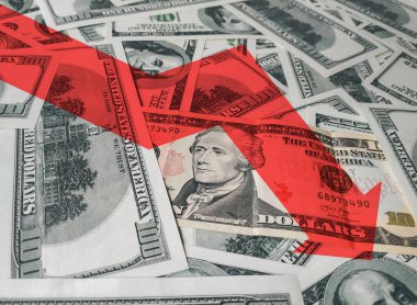 Paranın arkaplanındaki parlak kırmızı ok simgesi. Piyasada Amerikan dolarının seyrini değiştirme kavramı. Devalüasyon, çöküş, ekonominin durgunluğu.