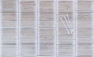 Masada beyaz pamuklu çubuklar var. Geçmişi. Hijyen. - Temiz. Dikkat et. Yatay çizgiler.