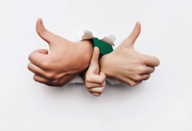 Baş parmak işareti. Üç elle mutlu bir aile beyaz kağıtla delikten çıktı ve parmağını kaldırdı. Güzel, güzel. Tıkla.