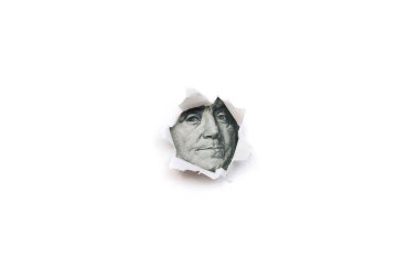Benjamin Franklin 'in portresi, beyaz kağıtta yırtılmış yuvarlak bir delikte yüz dolarlık banknottan. Gizli gelir vergisi kaçırma kavramı. Boşluğu kopyala, izole edilmiş, arkaplan.