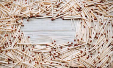 Birçok kahverengi kibrit serpintisi. Çerçeve, kopyalama alanı, tahta arkaplan.