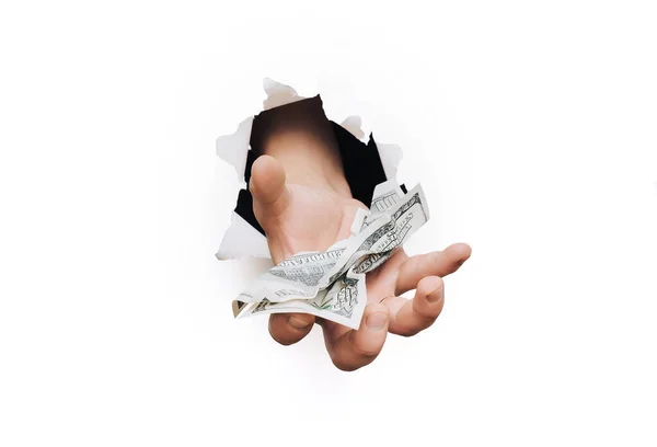 Bir erkek eli yırtık beyaz kağıt delikte beliriyor ve 200 dolarlık banknotlar teklif ediyor. Bağış, yoksulluk, yardım, burs ve cömertlik kavramı.