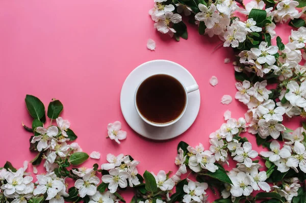 Una Taza Está Sobre Fondo Rosado Rodeado Flores Blancas Manzano — Foto de Stock