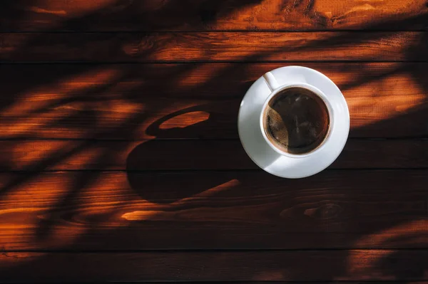 Vit Kopp Med Kaffe Och Tefat Står Ett Mörkbrunt Trämahognybord — Stockfoto