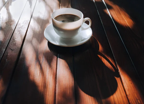 Vit Kopp Med Kaffe Och Tefat Står Ett Mörkbrunt Trämahognybord — Stockfoto