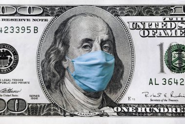Benjamin Franklin 'in yüzünde yüz dolarlık mavi tıbbi maske vardı. Koronavirüs karantinasıyla ilişkili küresel ekonomik kriz kavramı COVID-19.