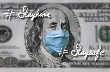 Benjamin Franklin 'in yüzünde yüz dolarlık mavi tıbbi maske vardı. Etiketli yazı: # Evde kal, güvende ol. Küresel ekonomik kriz, koronavirüs, COVID-19 karantinası.