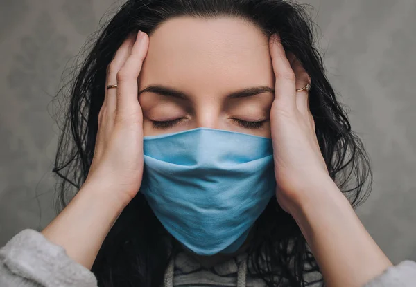 Een Jong Meisje Met Een Blauw Beschermend Medisch Masker Houdt — Stockfoto