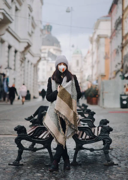 Een Jong Meisje Winterkleding Een Beschermende Medische Masker Respirator Staat — Stockfoto