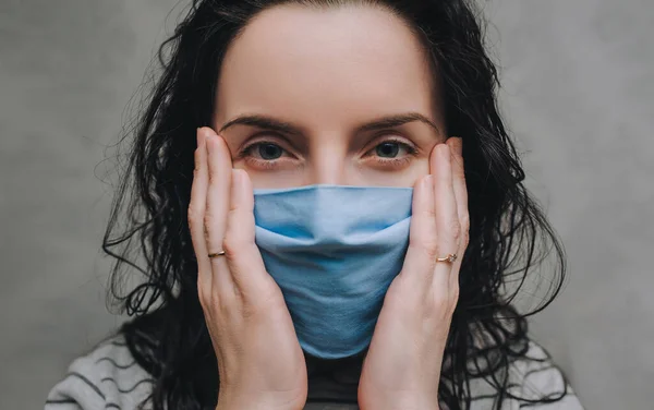 Une Jeune Fille Dans Masque Médical Protection Bleu Respirateur Tient — Photo