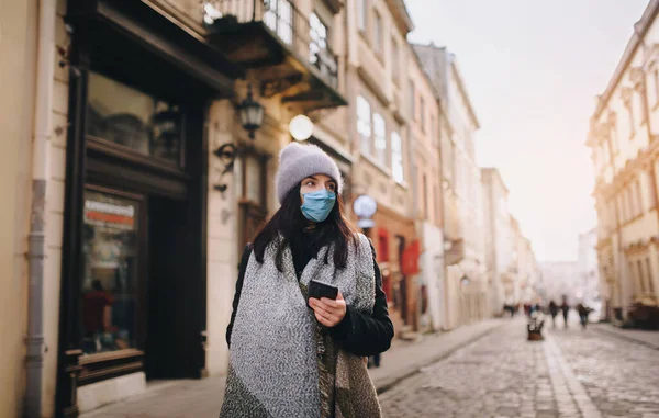 Şapkalı Genç Bir Kız Koruyucu Mavi Bir Tıbbi Maske Solunum — Stok fotoğraf