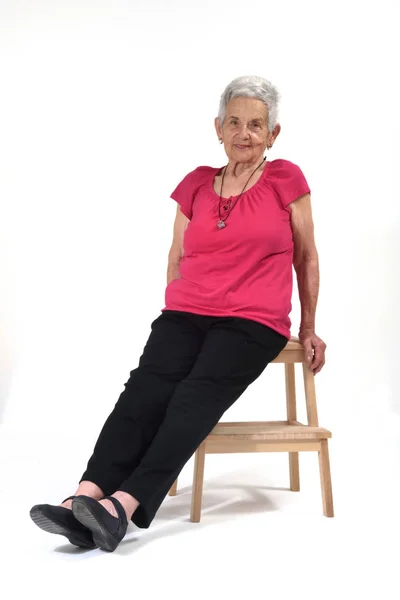 Retrato de una mujer mayor aislada en blanco —  Fotos de Stock