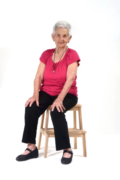 Retrato de uma mulher idosa isolada em branco — Fotografia de Stock