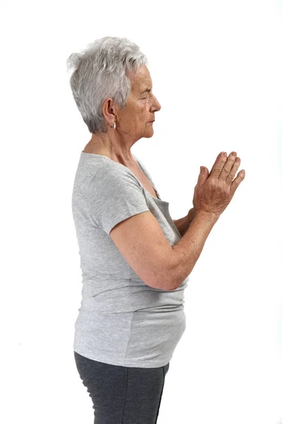 Méditation femme plus âgée sur le blanc — Photo