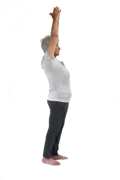 Femme âgée faisant de l'exercice sur blanc — Photo