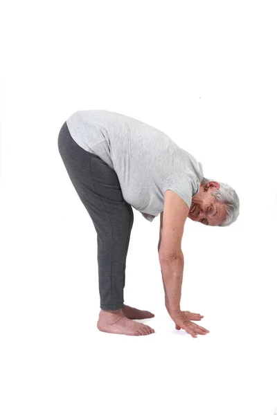Starsza kobieta, wykonując ćwiczenie jogi na białym tle — Zdjęcie stockowe