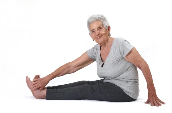 Femme plus âgée exerçant yoga isolé sur blanc — Photo