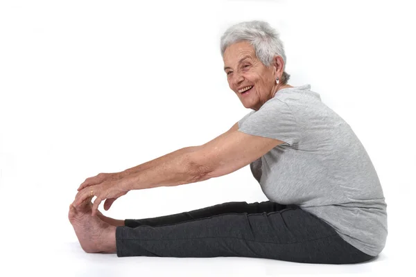 Femme plus âgée exerçant yoga isolé sur blanc — Photo