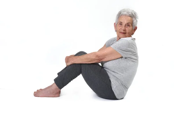 Ηλικιωμένη γυναίκα άσκηση άσκηση γιόγκα που απομονώνονται σε λευκό — Φωτογραφία Αρχείου