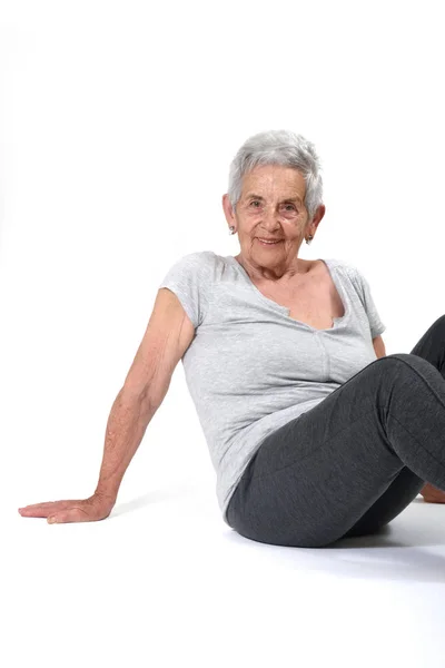 Oudere vrouw uitoefening van uitoefening yoga geïsoleerd op wit — Stockfoto