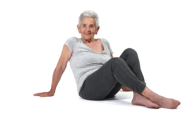 Mujer mayor ejercitando yoga aislada sobre blanco — Foto de Stock