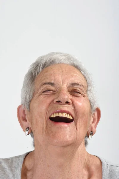 Retrato de una mujer mayor riendo — Foto de Stock