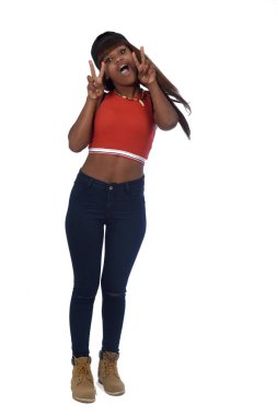 Beyaz renk izole bir asi genç kız portresi