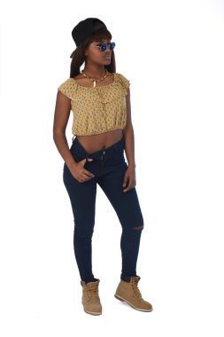 Bununla birlikte güneş gözlüklü bir asi genç kız portresi,