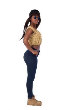 Beyaz izole bir genç portresi,