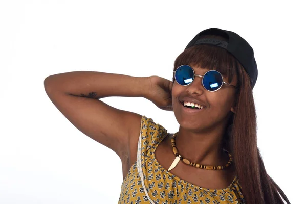 Портрет мятежной девочки-подростка в солнечных очках, знак мира — стоковое фото