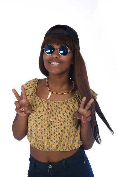 Güneş gözlüğü, barış işareti ile bir asi genç kız portresi — Stok fotoğraf