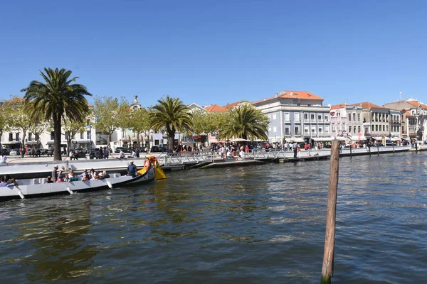 Canale d'acqua con barche in Aveiro, regione di Beiras, Portogallo — Foto Stock