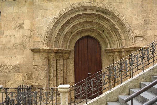 Puerta lateral de iglesia románica de Santiago, siglos XII-XIII. Coimbra, Portugal — Foto de Stock