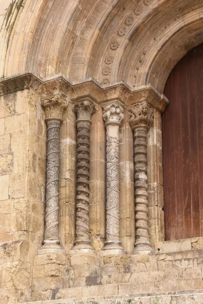 Detalle de puerta de entrada de la iglesia románica de Santiago, siglos XII-XIII . — Foto de Stock