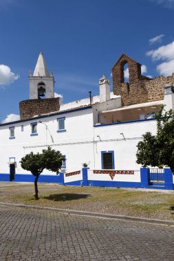 Evler kale duvarları ve kilise Sinera önünde 